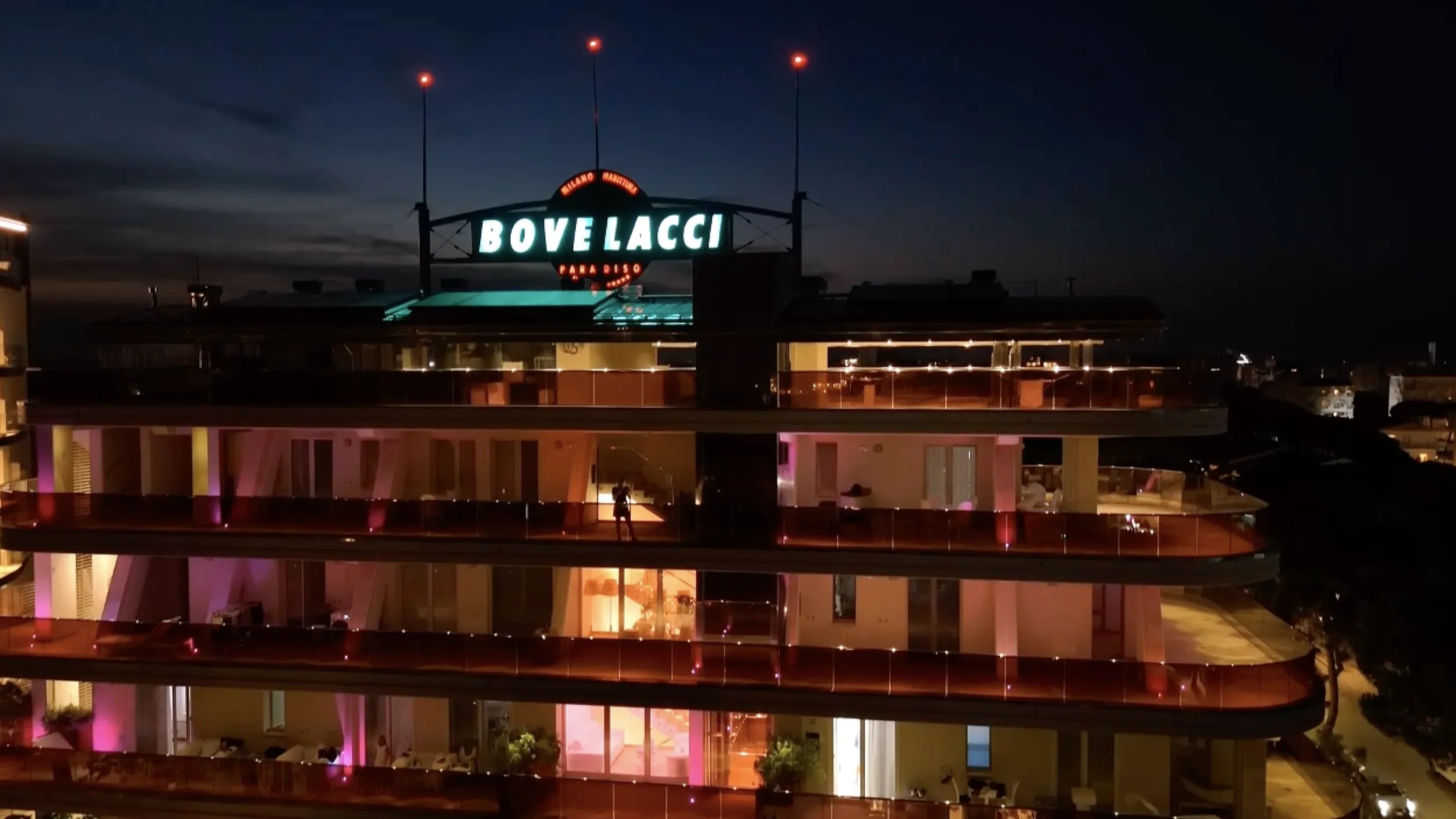 Rooftop notturno del Paradiso Hotel Bovelacci